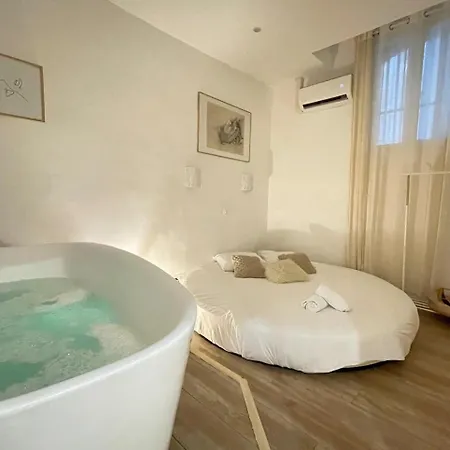 1br With Bathtub In City Center Close Opera *